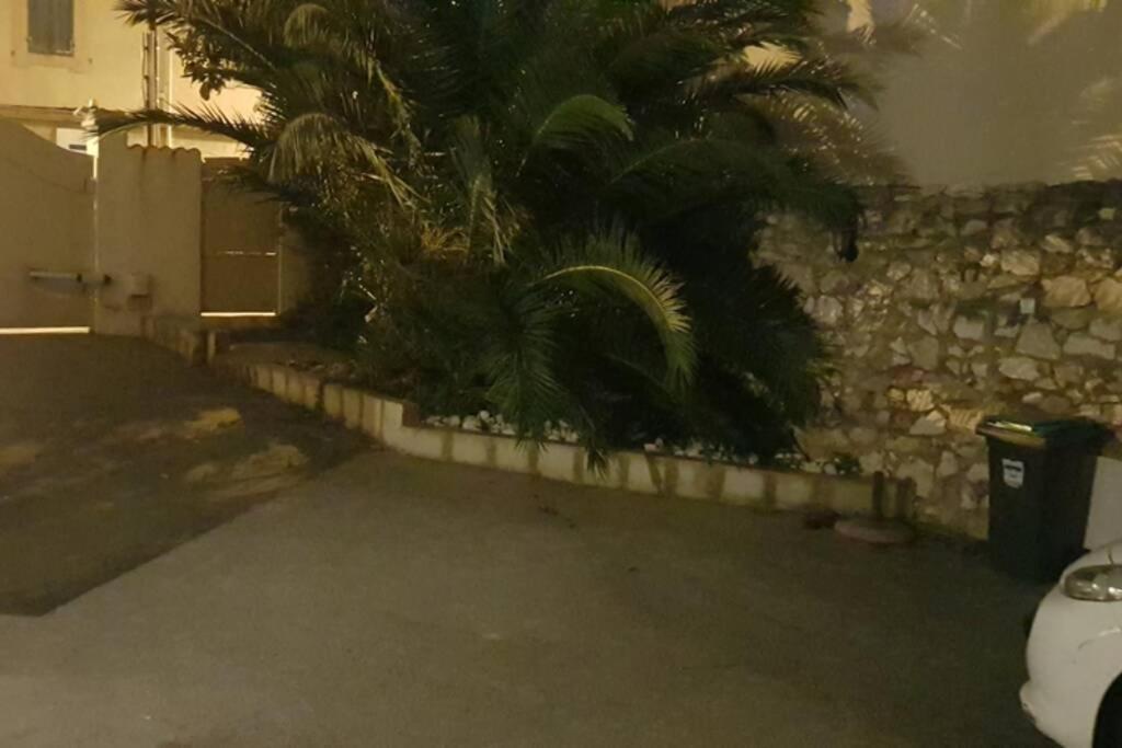 Gite Du Stade Le Studio Cour Parking Et Piscine Partagee Marseilles Exterior foto